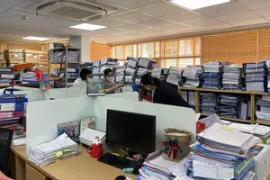 Chuyên viên Cục Quản lý dược xử lý hồ sơ đăng ký lưu hành thuốc.