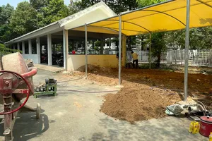 Công trình xây dựng nhà xe của Trường THCS Cát Lái, TP Thủ Đức nhận được sự hỗ trợ từ các phụ huynh.