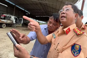 Đại tá Lê Văn Ninh, Trưởng phòng PC08 Công an tỉnh, trực tiếp đi kiểm tra thông tin báo phản ánh. 