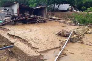 Lũ cuốn trôi nhà và con gái bốn tháng tuổi của vợ chồng chị Và Y Dở (19 tuổi, trú tại xã Tà Cạ).