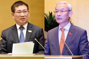 Bộ trưởng Bộ Tài chính Hồ Đức Phớc báo cáo và Chủ nhiệm Ủy ban Tài chính - Ngân sách Quốc hội Nguyễn Phú Cường báo cáo thẩm tra về việc thực hiện Nghị quyết 54/2017.