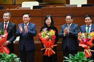 Chủ tịch Quốc hội, Thủ tướng Chính phủ chúc mừng tân tổng Kiểm toán Nhà nước, bộ trưởng Bộ Y tế, bộ trưởng Bộ GTVT (ôm hoa, từ trái sang).