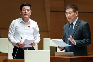 Trong khi Bộ trưởng Bộ Công Thương Nguyễn Hồng Diên (trái) lý giải nguyên nhân các cửa hàng tạm nghỉ vì thiếu xăng dầu thì Bộ trưởng Bộ Tài chính Hồ Đức Phớc đề nghị chuyển luôn giá xăng dầu cho Bộ Công Thương quyết.