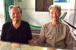 Cụ Vinh (trái) và cụ Bê mong sớm được thi hành án để có tiền dưỡng già.