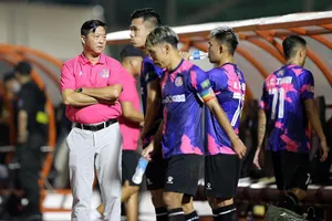 Đúng lúc dầu sôi lửa bỏng, Giám đốc kỹ thuật Lê Huỳnh Đức xin nghỉ nhưng người trong cuộc xác định rằng do ông Đức tìm gặp cấp trên mà “ngoài vùng phủ sóng”.