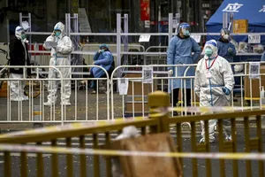 Nhân viên y tế Trung Quốc trước một chung cư bị phong tỏa ở thủ đô Bắc Kinh ngày 22-11.