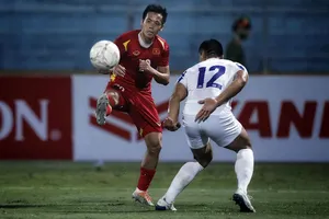 Văn Quyết có bàn thắng may mắn ở phút bù giờ trong một trận đấu có nhiều cơ hội.