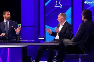 Rio Ferdinand (trái) trong vai trò bình luận viên nói rằng rất hào hứng khi những đội yếu đã thắng những đội mạnh.