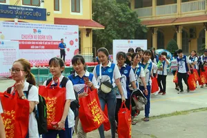 Sinh viên khó khăn ở Trường ĐH Sài Gòn năm nào cũng được tặng quà tết, tổ chức xe đưa về quê đón tết Nguyên đán.