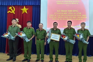 Giám đốc Công an tỉnh Bình Dương thưởng nóng cho Phòng Cảnh sát hình sự và các đơn vị phối hợp trong các chuyên án lớn.