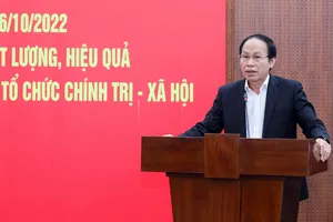 Phó Chủ tịch, Tổng thư ký Ủy ban Trung ương MTTQ Việt Nam Lê Tiến Châu quán triệt nội dung chỉ thị. 