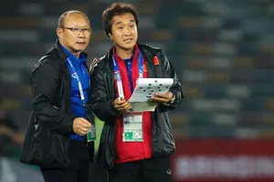 Trợ lý Lee Young-jin (phải) và HLV Park Hang-seo.