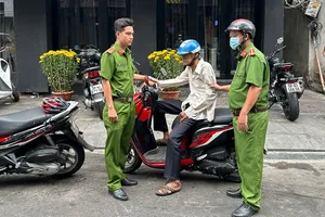 Công an phường Phạm Ngũ Lão tuần tra, phát hiện người đàn ông tàng trữ trái phép chất ma túy.