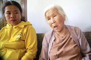 Bà Lê Thị Sách thất thần khi hay tin con trai gặp nạn.