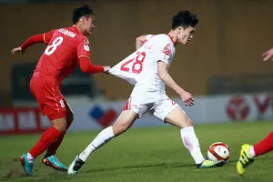 Hoàng Đức với cú thoát đi ngoạn mục thực hiện đường chuyền để đội trưởng Bùi Tiến Dũng đánh đầu mở tỉ số.