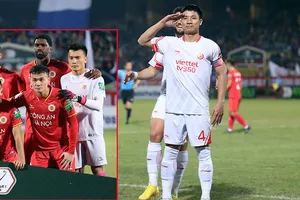 Đến khi chụp ảnh trước trận đấu mới phát hiện thủ môn Bùi Tiến Dũng mặc trang phục y hệt cầu thủ Viettel.