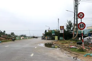 Biển báo cấm xe khách, xe tải đặt trên đường Võ Chí Công.