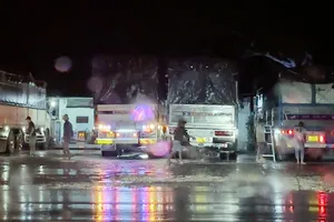 Cùng lúc nhiều xe tải ghé quán ông Thoại nhưng không ai ăn cơm mà chủ yếu trộm cà phê bán cho vợ chồng chủ quán.