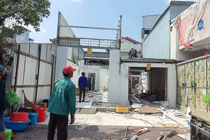 Nhà ông Nguyện (bên trái) bị tháo dỡ dù chưa có quyết định cưỡng chế.