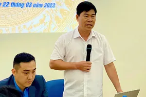 Ông Phạm Chí Tâm, Phó Chủ tịch Liên đoàn Lao động TP.HCM (đứng), đề xuất các giải pháp để hỗ trợ doanh nghiệp, người lao động. Bên cạnh là ông Kiều Văn Đồng.