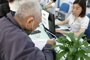 Trước hạn cuối khóa thuê bao, các điểm giao dịch của nhà mạng có dấu hiệu quá tải khi số người đến chuẩn hóa thông tin tăng mạnh.