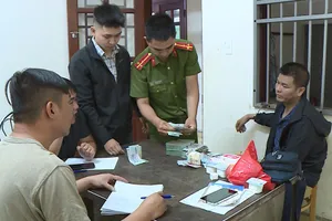 Công an lấy lời khai ban đầu đối với Yang Zhong Wu.