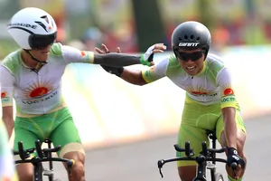 “Khủng long” Petr Rikunov ôm áo vàng, áo xanh chúc mừng Tăng Quý Trọng xé áo cam của Nguyễn Văn Bình.