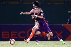 Tiến Linh nỗ lực tìm bàn thắng nhưng bất lực khi B. Bình Dương đen trên sân nhà.