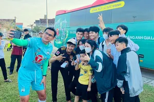 HLV Kiatisak thân thiện với các học sinh trên sân Vinh trước trận cầu gay go với SL Nghệ An.