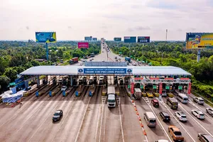 TP.HCM kiến nghị Chính phủ chỉ đạo Bộ GTVT yêu cầu VEC đẩy nhanh tiến độ trình cấp thẩm quyền phê duyệt báo cáo nghiên cứu tiền khả thi để sớm mở rộng cao tốc TP.HCM - Long Thành - Dầu Giây.