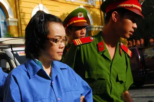 Huỳnh Thị Huyền Như bị dẫn giải đến phiên xử phúc thẩm.