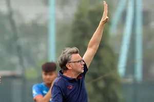 HLV Troussier khen các học trò nhưng thực tế ông vẫn còn chịu nhiều sức ép với tâm lý sợ thua.