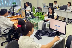 Tổng đài viên cổng thông tin 1022 tiếp nhận phản ánh vi phạm tiếng ồn từ người dân.