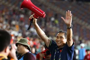 Mừng với chức vô địch lần thứ tư SEA Games liên tiếp, HLV Mai Đức Chung mượn loa nói những lời chân tình cảm ơn người hâm mộ.