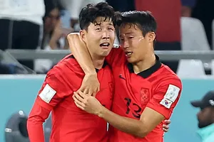 Son Jun-ho (phải) và Son Heung-min trong màu áo đội tuyển Hàn Quốc.