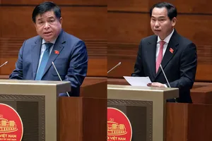 Bộ trưởng Bộ KH&ĐT Nguyễn Chí Dũng (trái) và Chủ nhiệm Ủy ban Tài chính - Ngân sách Lê Quang Mạnh tại cuộc họp Quốc hội ngày 26-5.