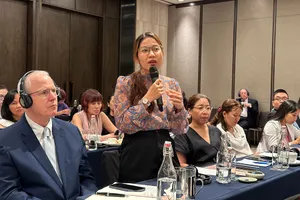 Doanh nghiệp sử dụng lao động ngoại kiến nghị nên sớm tháo gỡ thủ tục cấp giấy phép lao động để thu hút đầu tư, chuyên gia đến Việt Nam làm việc. 