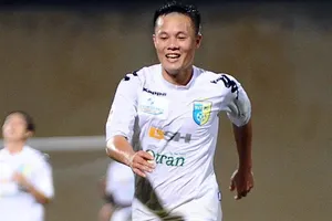 Lão tướng Thành Lương xỏ giày ra sân gồng gánh cho Hà Nội FC.