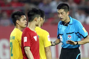 Trọng tài ngoại Okabe người Nhật từng được mời điều hành những trận đấu căng ở V-League.