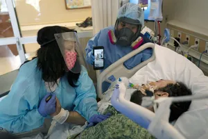 Một bệnh nhân COVID-19 diễn biến xấu được điều trị tại Trung tâm Y tế St. Jude (TP Fullerton, bang California, Mỹ) ngày 15-2-2021, thời điểm Mỹ vẫn bị dịch hoành hành nặng.