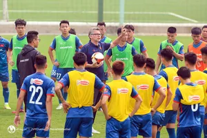 HLV Troussier thẳng thắn cảnh báo các ngôi sao nếu thiếu trách nhiệm và sự khát khao sẽ thẳng thắn bị loại.