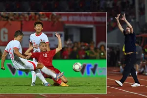 HLV Troussier và các học trò thật vất vả trong trận thắng khó Hong Kong.