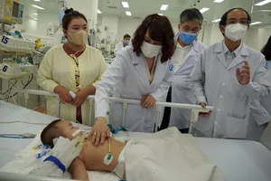 Thứ trưởng Bộ Y tế Nguyễn Thị Liên Hương thăm các bệnh nhi mắc bệnh tay chân miệng đang điều trị tại BV Nhi đồng 1, TP.HCM ngày 22-6.