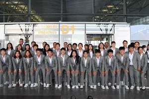 Toàn đội trước giờ lên đường với những nụ cười rạng rỡ.