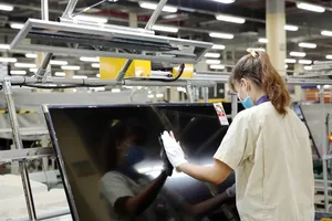 Các chuyên gia cho rằng Việt Nam cần cải thiện môi trường đầu tư để thu hút dòng vốn FDI. Trong ảnh: Công nhân làm việc tại Nhà máy Samsung (Hàn Quốc) ở TP Thủ Đức, TP.HCM.