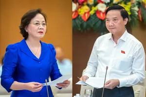 Bộ trưởng Bộ Nội vụ Phạm Thị Thanh Trà (trái) trình bày tờ trình của Chính phủ tại cuộc họp của Ủy ban Thường vụ Quốc hội chiều 12-7 và Phó Chủ tịch Quốc hội Nguyễn Khắc Định: “Hồ sơ đủ điều kiện để Ủy ban Thường vụ Quốc hội biểu quyết thông qua”.