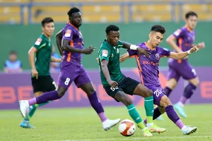 HLV Lê Huỳnh Đức và B. Bình Dương sẽ có trận cầu khó khăn trên sân Hòa Xuân trước SHB Đà Nẵng, trong khi TP.HCM sẽ phải căng ra cố gắng kiếm điểm trên sân Vinh.