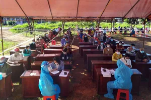 Cán bộ dân số Trạm y tế xã Ia Ko tham gia công tác phòng, chống dịch COVID-19.