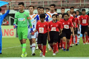 Thủ môn Anh Tuấn dẫn đầu trong nhóm cầu thủ Bà Rịa-Vũng Tàu ra sân thi đấu.