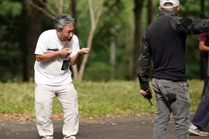 Đạo diễn Nguyễn Quang Dũng thị phạm cho các diễn viên.